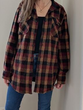 Vintage Woolrich Plaid Collared Wool Shirt Jacket in Burgundy/Black